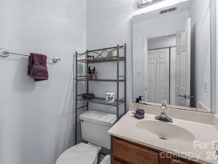 13914 Loch Loyal Drive, Charlotte, NC 28273.  MLS# CAR4363842, YatesRealty ID 12049. First floor half bath