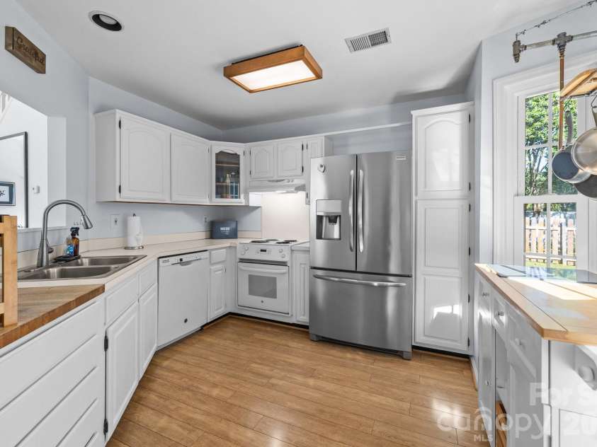 13914 Loch Loyal Drive, Charlotte, NC 28273.  MLS# CAR4363842, YatesRealty ID 12049. Kitchen