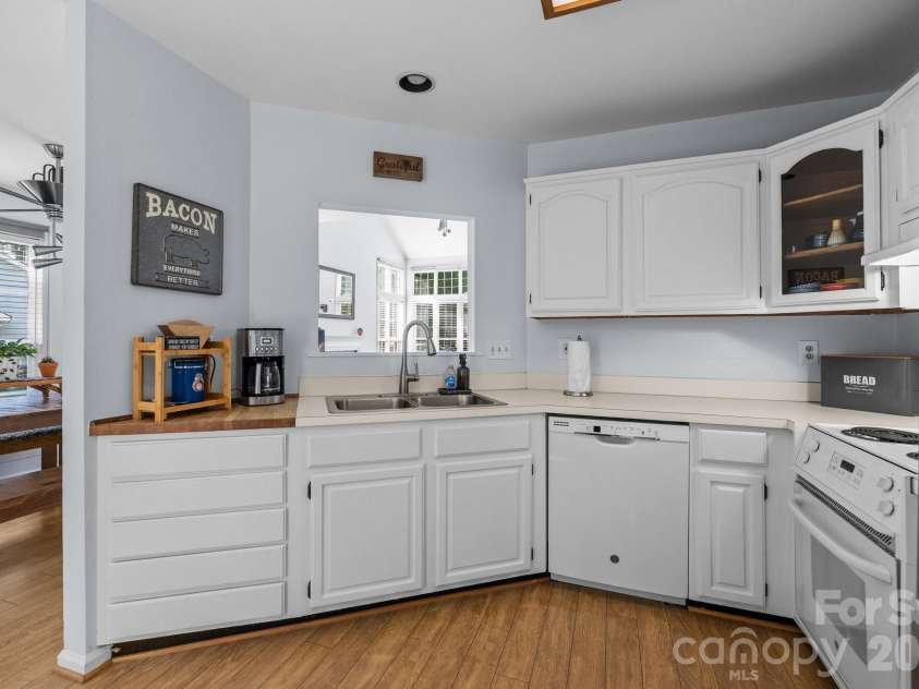 13914 Loch Loyal Drive, Charlotte, NC 28273.  MLS# CAR4363842, YatesRealty ID 12049. Kitchen