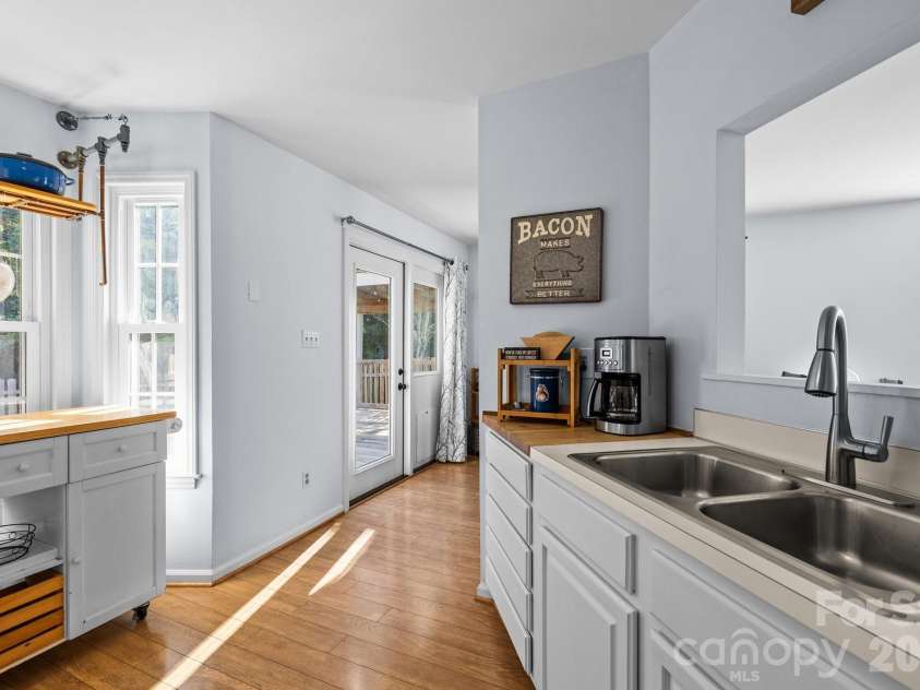 13914 Loch Loyal Drive, Charlotte, NC 28273.  MLS# CAR4363842, YatesRealty ID 12049. Kitchen