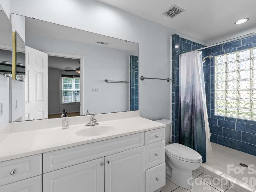13914 Loch Loyal Drive, Charlotte, NC 28273.  MLS# CAR4363842, YatesRealty ID 12049. Primary Bath