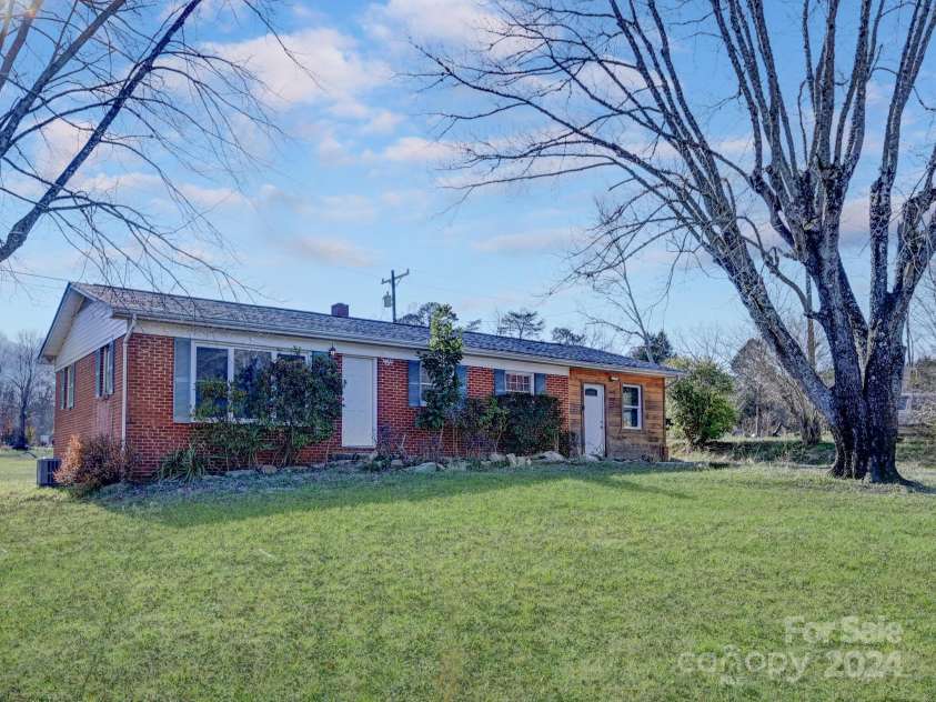 454 Mount Pleasant Road, Marion, NC 28752.  MLS# CAR4204255, YatesRealty ID 12051. 