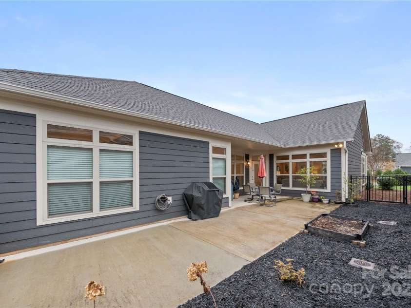 7909 Parknoll Drive, Huntersville, NC 28078.  MLS# CAR4235684, YatesRealty ID 12052. 