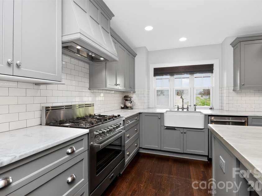 2400 Bay Street, Charlotte, NC 28205.  MLS# CAR4365695, YatesRealty ID 12056. 