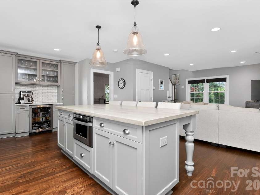 2400 Bay Street, Charlotte, NC 28205.  MLS# CAR4365695, YatesRealty ID 12056. 