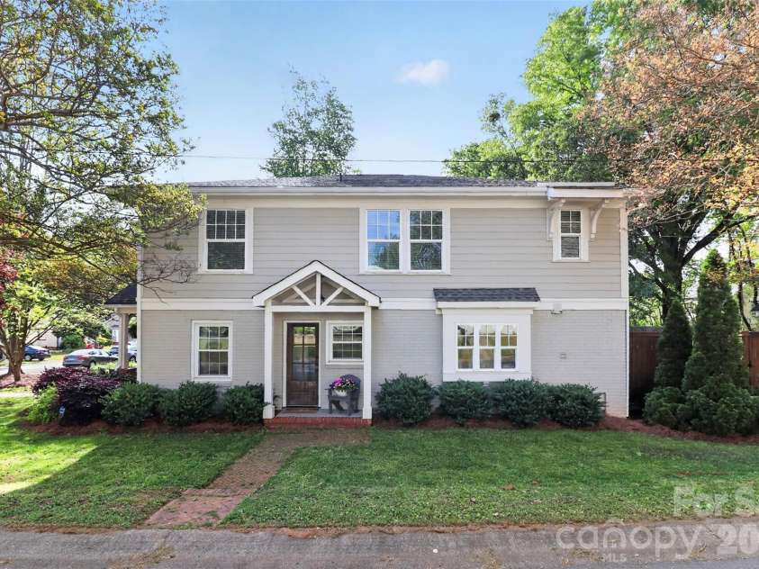 2400 Bay Street, Charlotte, NC 28205.  MLS# CAR4365695, YatesRealty ID 12056. Side Entry into Kitchen