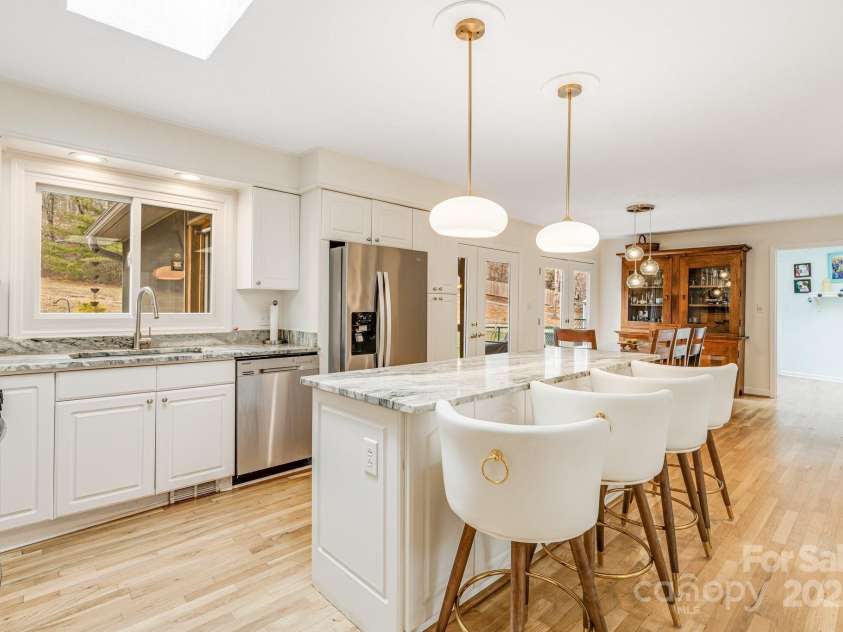 53 Jump Cove Road, Weaverville, NC 28787.  MLS# CAR4209397, YatesRealty ID 12056. Eat in Kitchen