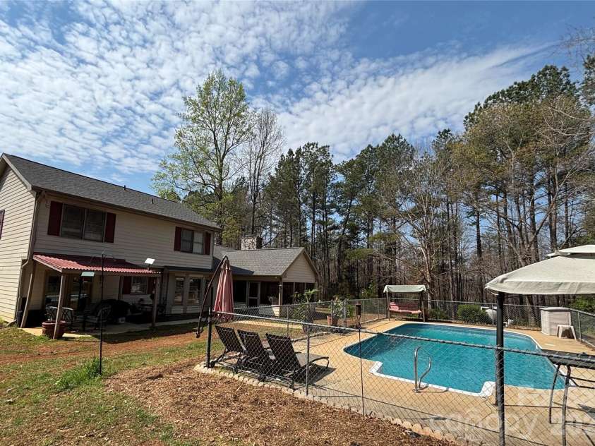 70 Sienna Drive, Hickory, NC 28601.  MLS# CAR4365038, YatesRealty ID 12057. 
