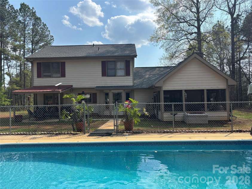 70 Sienna Drive, Hickory, NC 28601.  MLS# CAR4365038, YatesRealty ID 12057. 