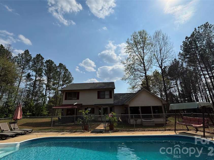 70 Sienna Drive, Hickory, NC 28601.  MLS# CAR4365038, YatesRealty ID 12057. 