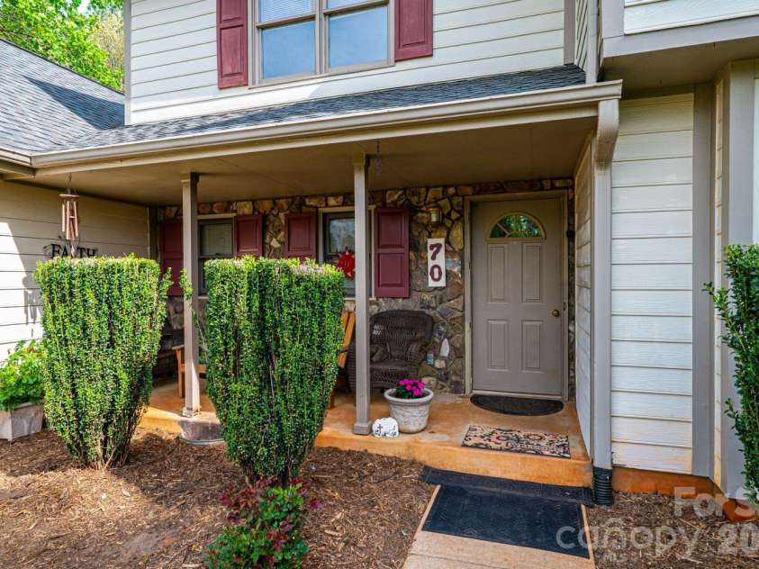 70 Sienna Drive, Hickory, NC 28601.  MLS# CAR4365038, YatesRealty ID 12057. 