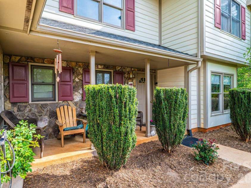 70 Sienna Drive, Hickory, NC 28601.  MLS# CAR4365038, YatesRealty ID 12057. 