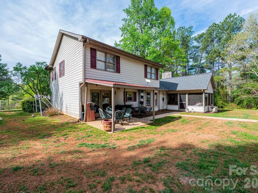 70 Sienna Drive, Hickory, NC 28601.  MLS# CAR4365038, YatesRealty ID 12057. 