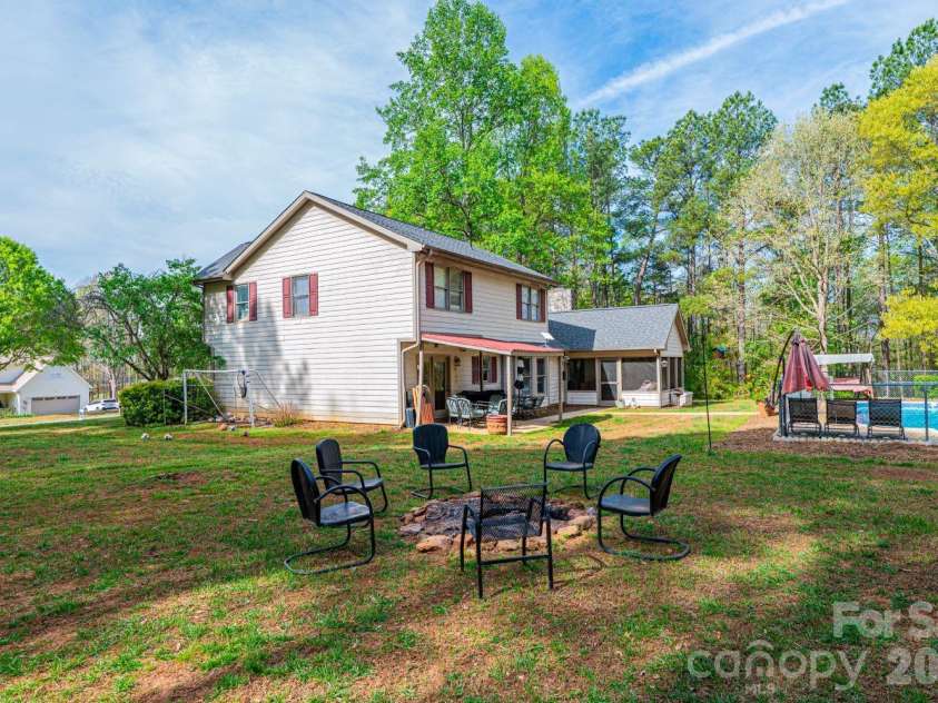 70 Sienna Drive, Hickory, NC 28601.  MLS# CAR4365038, YatesRealty ID 12057. 