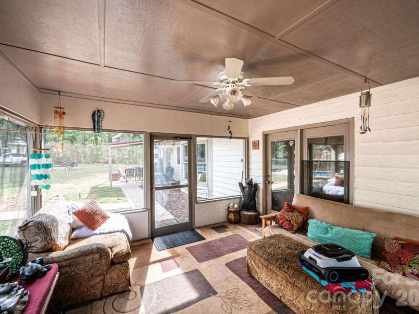 70 Sienna Drive, Hickory, NC 28601.  MLS# CAR4365038, YatesRealty ID 12057. 