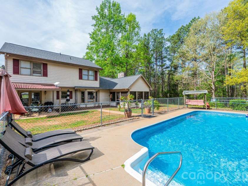 70 Sienna Drive, Hickory, NC 28601.  MLS# CAR4365038, YatesRealty ID 12057. 