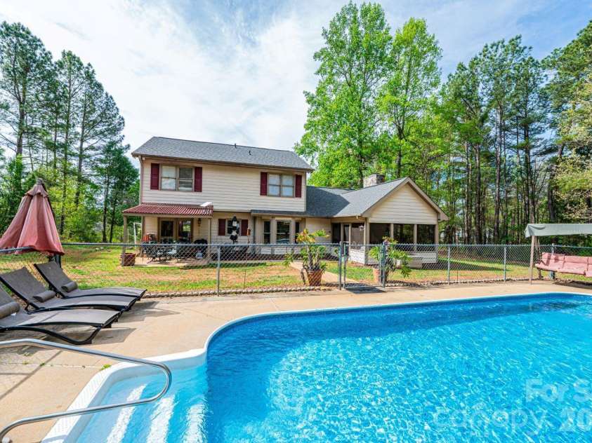 70 Sienna Drive, Hickory, NC 28601.  MLS# CAR4365038, YatesRealty ID 12057. 
