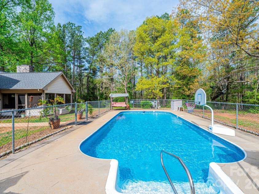 70 Sienna Drive, Hickory, NC 28601.  MLS# CAR4365038, YatesRealty ID 12057. 
