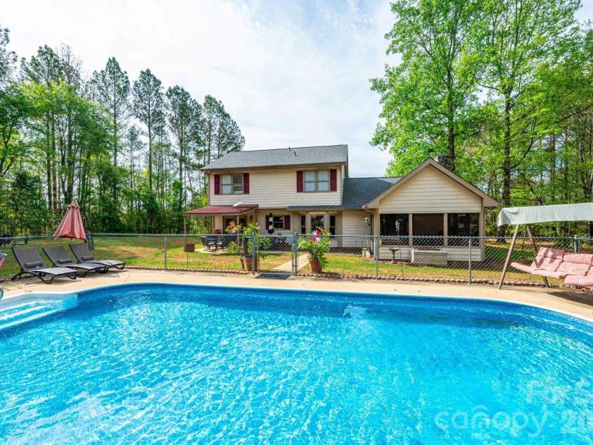 70 Sienna Drive, Hickory, NC 28601.  MLS# CAR4365038, YatesRealty ID 12057. 