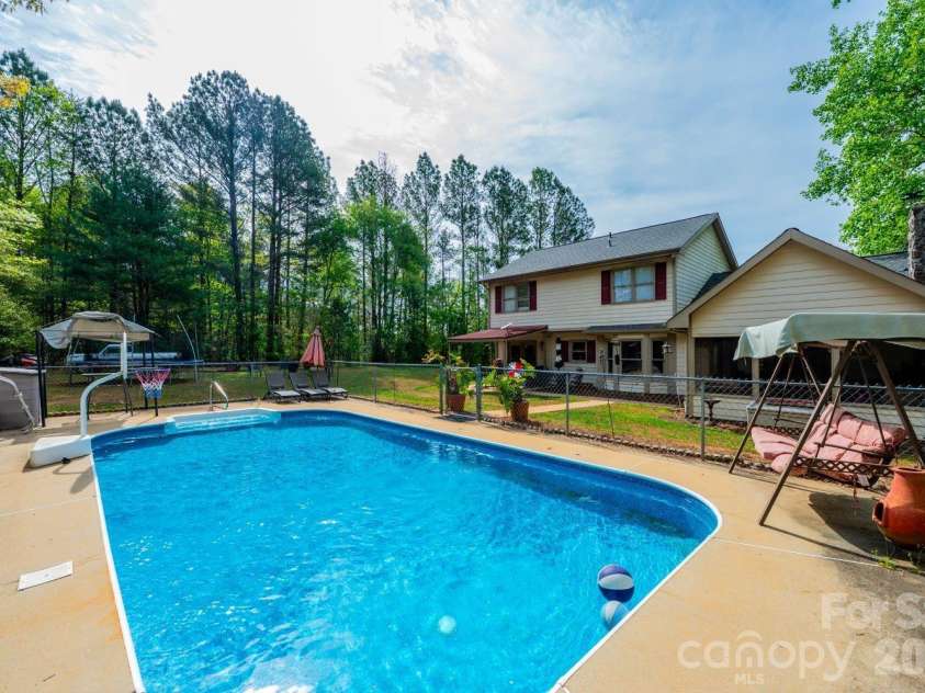 70 Sienna Drive, Hickory, NC 28601.  MLS# CAR4365038, YatesRealty ID 12057. 