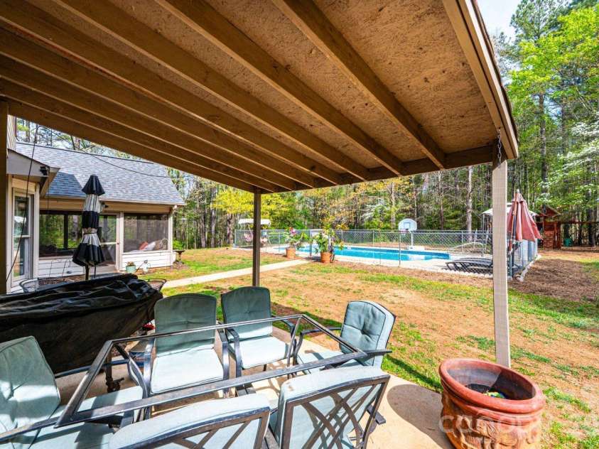 70 Sienna Drive, Hickory, NC 28601.  MLS# CAR4365038, YatesRealty ID 12057. 