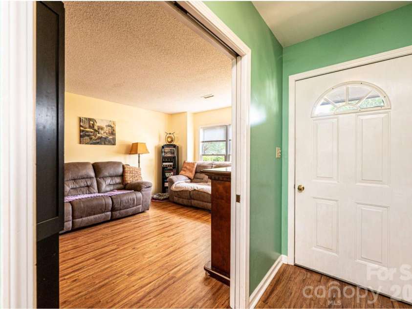 70 Sienna Drive, Hickory, NC 28601.  MLS# CAR4365038, YatesRealty ID 12057. 
