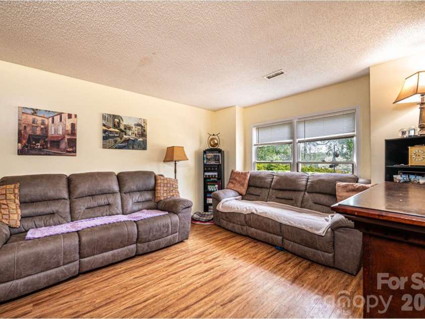 70 Sienna Drive, Hickory, NC 28601.  MLS# CAR4365038, YatesRealty ID 12057. 