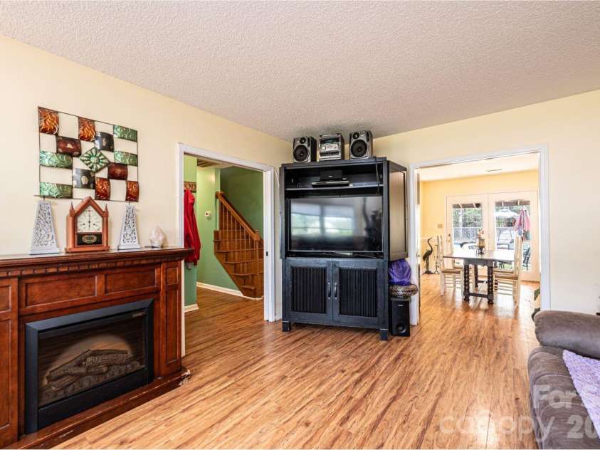 70 Sienna Drive, Hickory, NC 28601.  MLS# CAR4365038, YatesRealty ID 12057. 