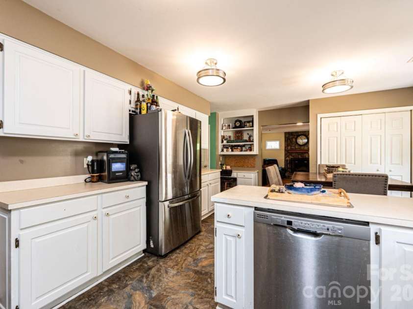 70 Sienna Drive, Hickory, NC 28601.  MLS# CAR4365038, YatesRealty ID 12057. 