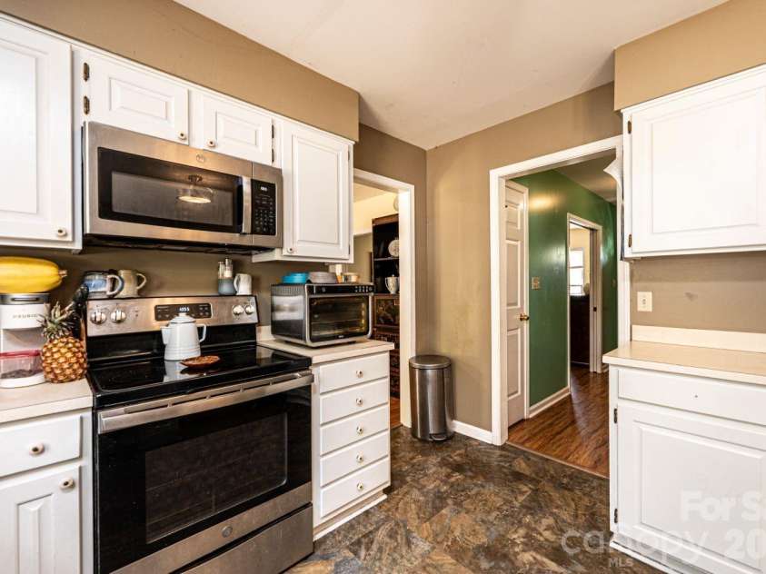 70 Sienna Drive, Hickory, NC 28601.  MLS# CAR4365038, YatesRealty ID 12057. 