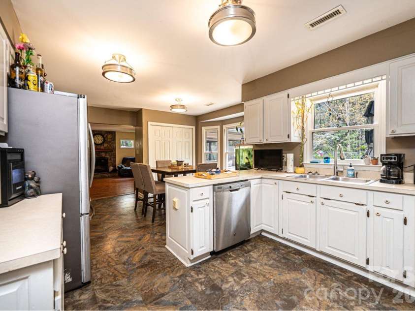 70 Sienna Drive, Hickory, NC 28601.  MLS# CAR4365038, YatesRealty ID 12057. 