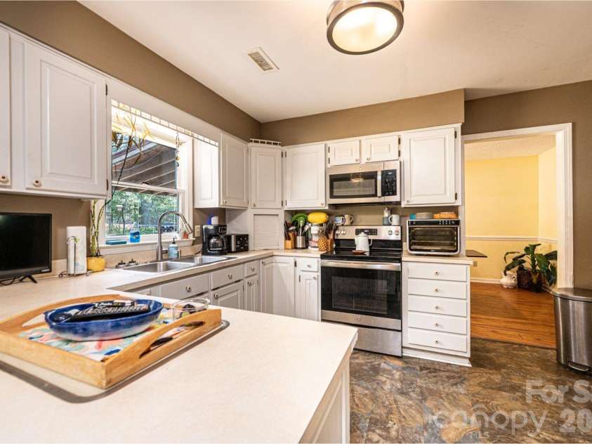 70 Sienna Drive, Hickory, NC 28601.  MLS# CAR4365038, YatesRealty ID 12057. 