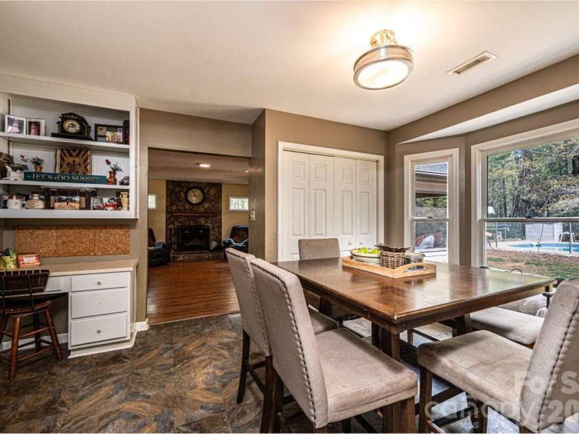 70 Sienna Drive, Hickory, NC 28601.  MLS# CAR4365038, YatesRealty ID 12057. 