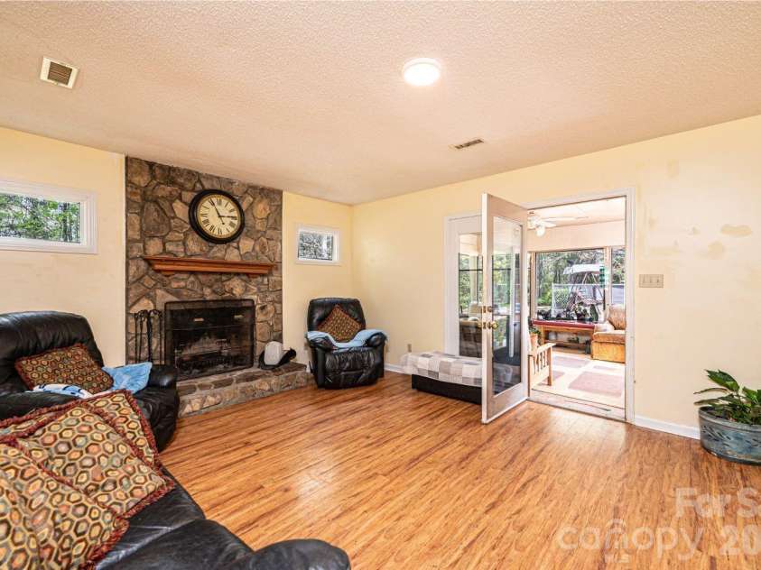 70 Sienna Drive, Hickory, NC 28601.  MLS# CAR4365038, YatesRealty ID 12057. 