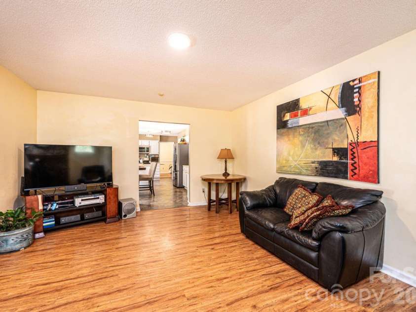 70 Sienna Drive, Hickory, NC 28601.  MLS# CAR4365038, YatesRealty ID 12057. 