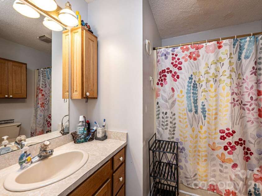 70 Sienna Drive, Hickory, NC 28601.  MLS# CAR4365038, YatesRealty ID 12057. 