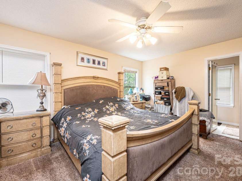 70 Sienna Drive, Hickory, NC 28601.  MLS# CAR4365038, YatesRealty ID 12057. 