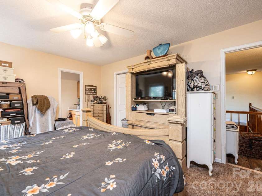 70 Sienna Drive, Hickory, NC 28601.  MLS# CAR4365038, YatesRealty ID 12057. 