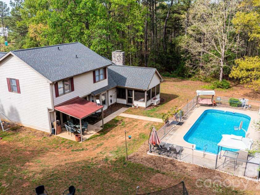 70 Sienna Drive, Hickory, NC 28601.  MLS# CAR4365038, YatesRealty ID 12057. 