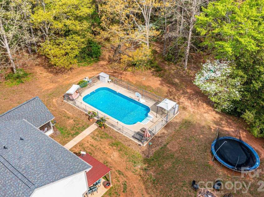 70 Sienna Drive, Hickory, NC 28601.  MLS# CAR4365038, YatesRealty ID 12057. 