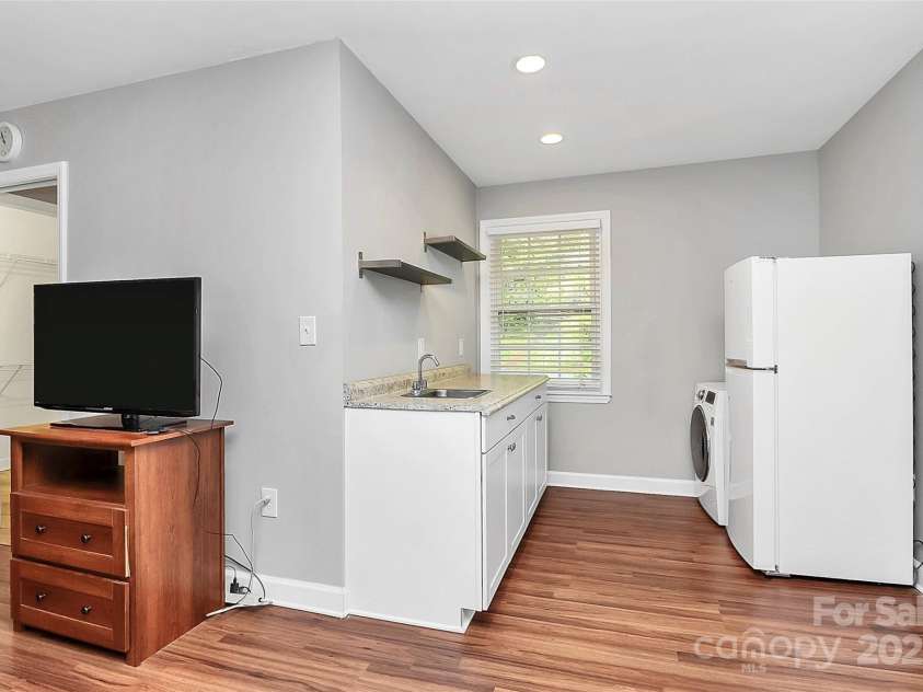 7020 Leesburg Road, Charlotte, NC 28215.  MLS# CAR4272446, YatesRealty ID 12057. 