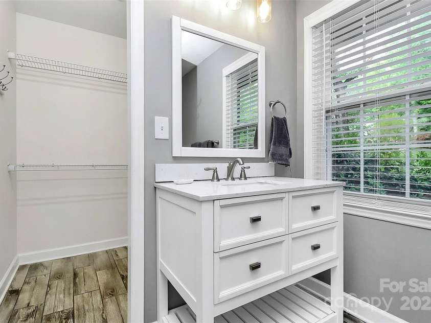 7020 Leesburg Road, Charlotte, NC 28215.  MLS# CAR4272446, YatesRealty ID 12057. 