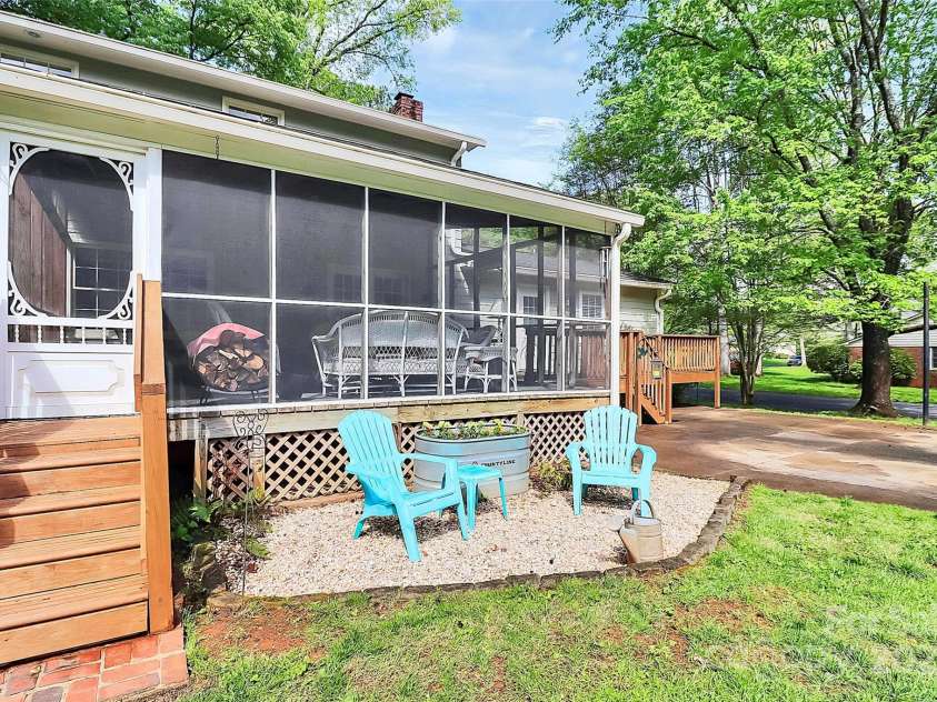 7020 Leesburg Road, Charlotte, NC 28215.  MLS# CAR4272446, YatesRealty ID 12057. 