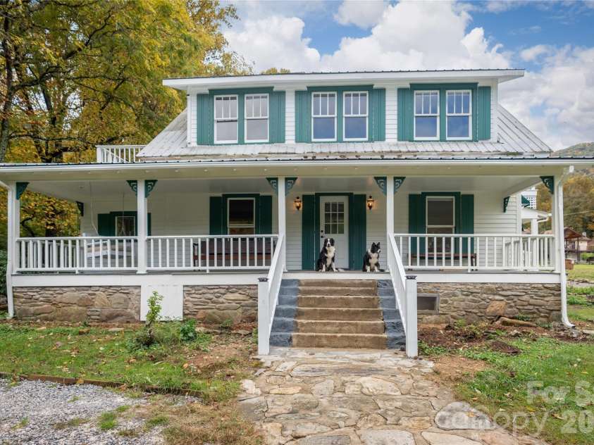 125 Timberline Drive, Maggie Valley, NC 28751.  MLS# CAR4365307, YatesRealty ID 12058. Front Porch