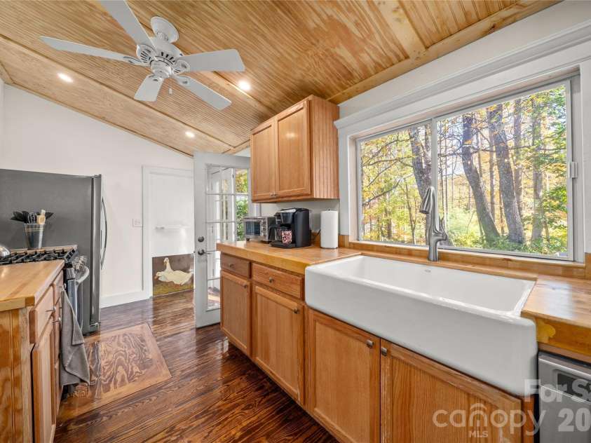 125 Timberline Drive, Maggie Valley, NC 28751.  MLS# CAR4365307, YatesRealty ID 12058. Kitchen with farm sink
