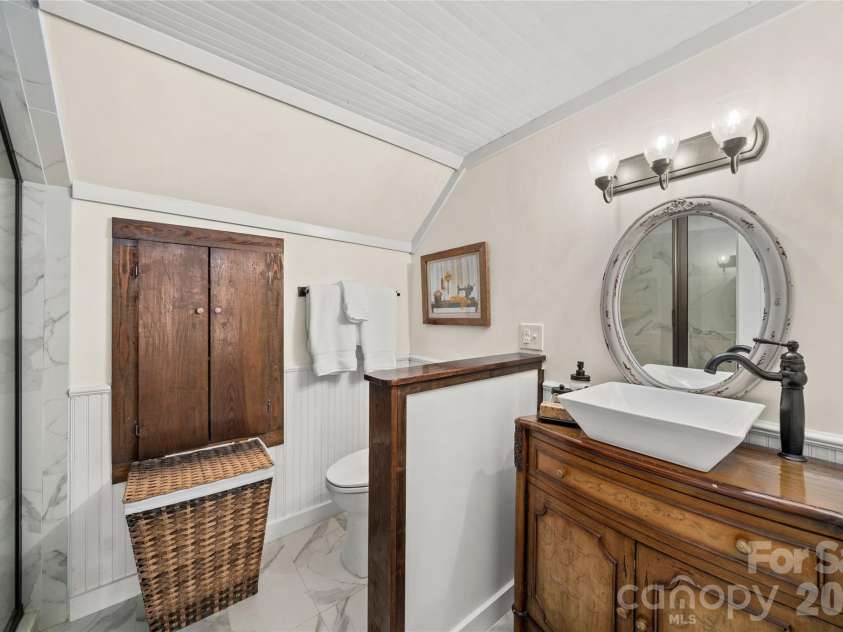 125 Timberline Drive, Maggie Valley, NC 28751.  MLS# CAR4365307, YatesRealty ID 12058. Upstairs bathroom