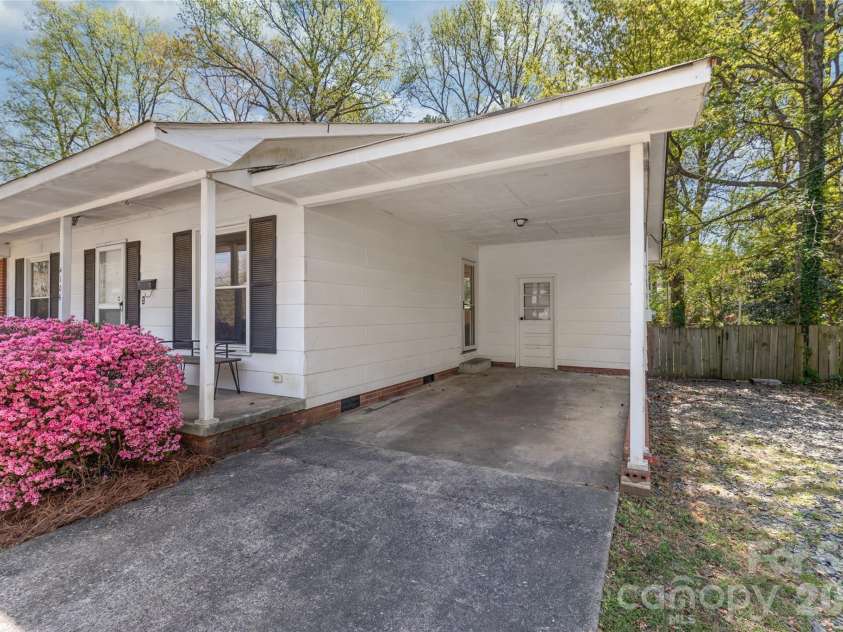 4106 Tipperary Place, Charlotte, NC 28215.  MLS# CAR4368088, YatesRealty ID 12062. 