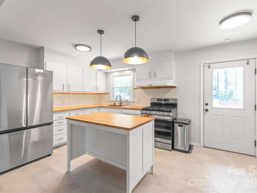 4106 Tipperary Place, Charlotte, NC 28215.  MLS# CAR4368088, YatesRealty ID 12062. 