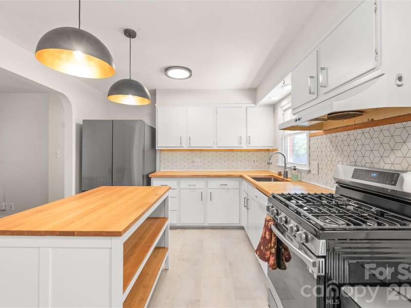 4106 Tipperary Place, Charlotte, NC 28215.  MLS# CAR4368088, YatesRealty ID 12062. 