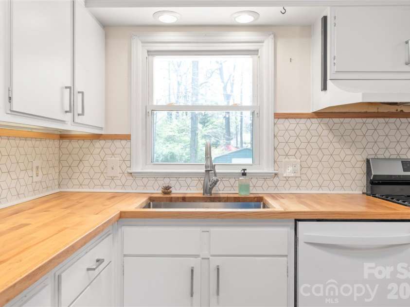 4106 Tipperary Place, Charlotte, NC 28215.  MLS# CAR4368088, YatesRealty ID 12062. 